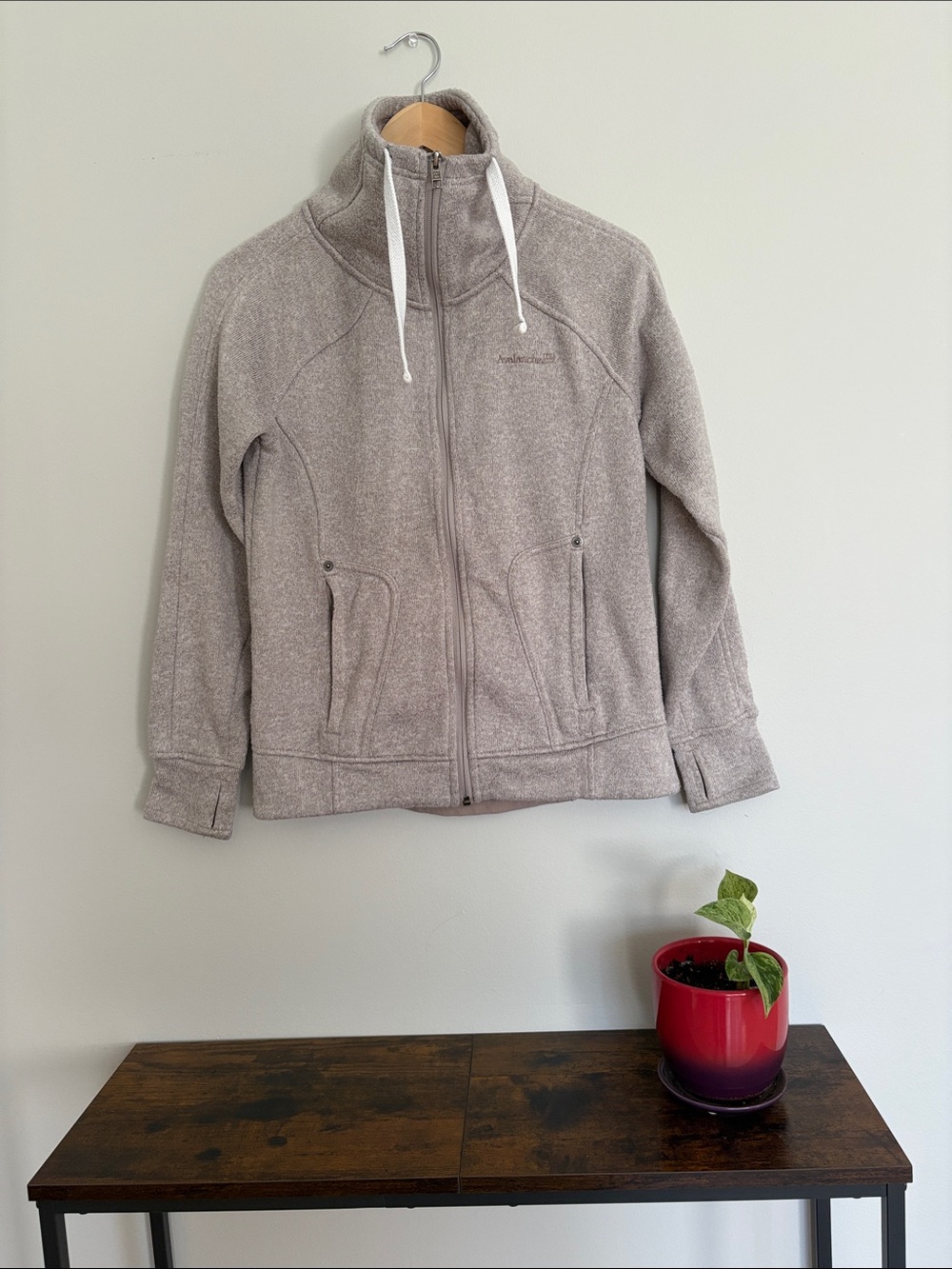 Avalanche Beige zip up sweater - Small